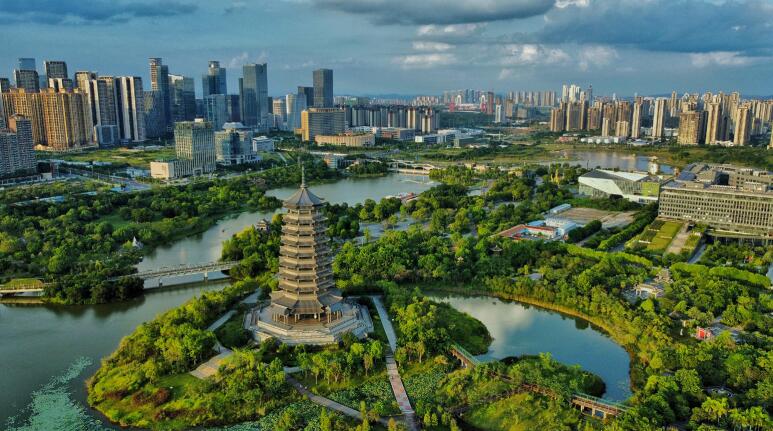 近年來，廣西壯族自治區南寧市不斷加大城市生態環境治理力度，南寧市五象湖濕地公園內綠樹成蔭， 湖水清幽，各種樓閣與林木、廊道相映成趣。