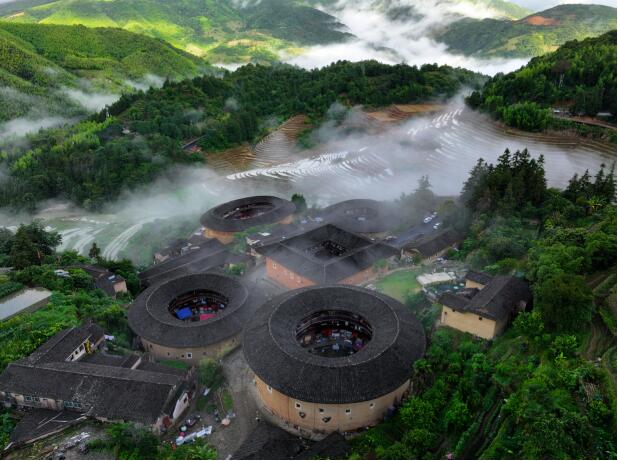 作為國家生態文明建設示范區，福建省南靖縣近年來大力實施“生態立縣”發展戰 略，努力實現生態環境“高顏值”和經濟發展“高素質”協同并進。