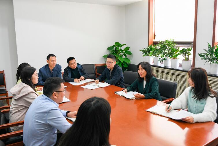 社區(qū)處的三位同志 （會(huì)議桌右側(cè)） 與城市建設(shè)司其他同志一起學(xué)習(xí)交流。