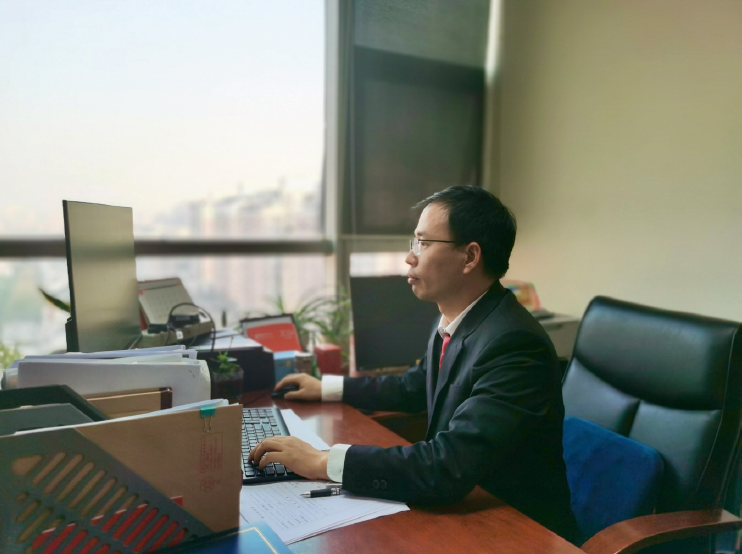 陳俊民正在辦公室工作。