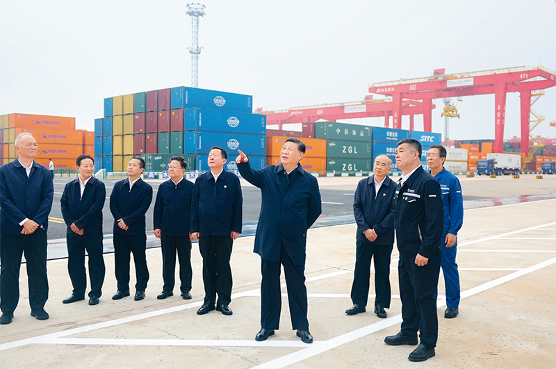 2024年5月22日至24日，中共中央總書記、國家主席、中央軍委主席習近平在山東考察。這是22日下午，習近平在日照港察看全自動化集裝箱碼頭作業場景。 新華社記者 鞠鵬/攝