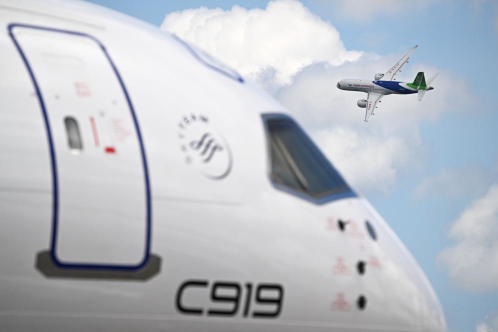 一架中國商飛公司C919客機在新加坡航展上做飛行表演（2024年2月20日攝）。新華社發（鄧智煒攝）
