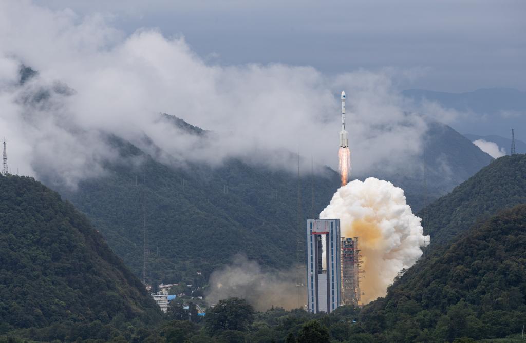 我國北斗三號全球衛星導航系統最后一顆組網衛星在西昌衛星發射中心點火升空（2020年6月23日攝）。新華社記者 江宏景 攝