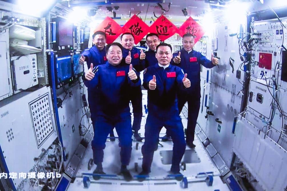 這是在北京航天飛行控制中心拍攝的神舟十六號航天員乘組與神舟十七號航天員乘組“全家福”（2023年10月26日攝）。新華社發（韓啟揚 攝）
