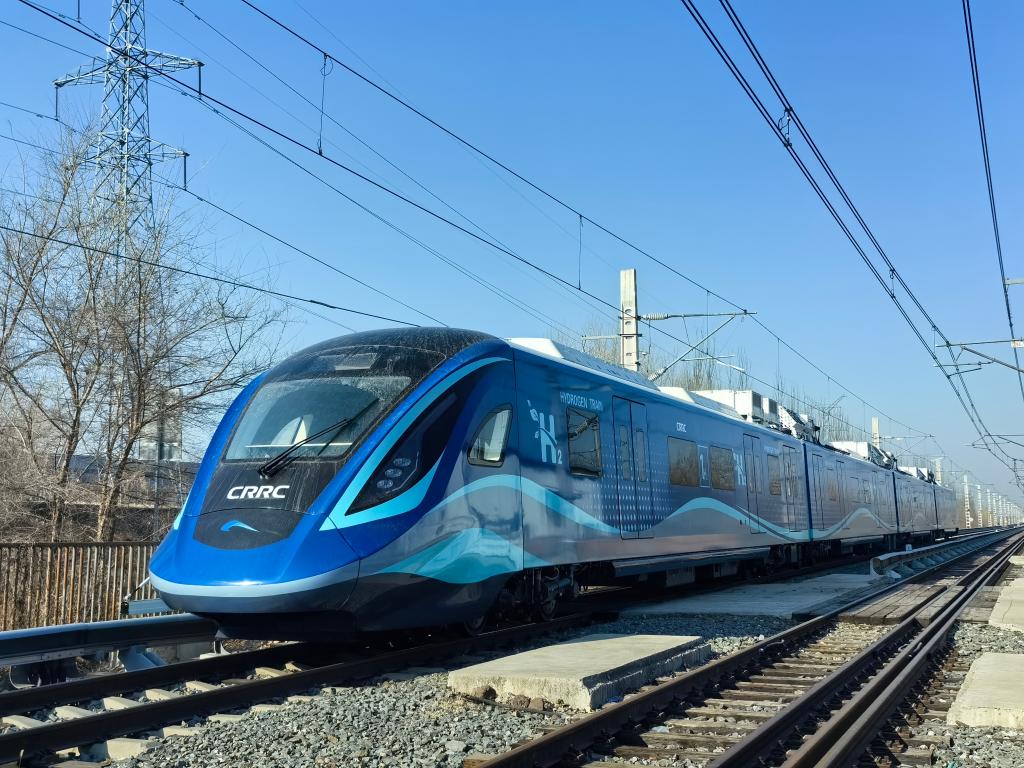 我國首列氫能源市域列車在位于長春的中車長客試驗線進行運行試驗（2024年3月21日攝）。新華社發（中車長客股份公司提供）