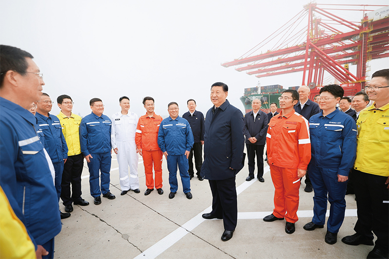 　2024年5月22日至24日，中共中央總書記、國家主席、中央軍委主席習近平在山東考察。這是22日下午，習近平在日照港親切慰問港口科技工作者、運營人員、航運人員。 新華社記者 鞠鵬/攝