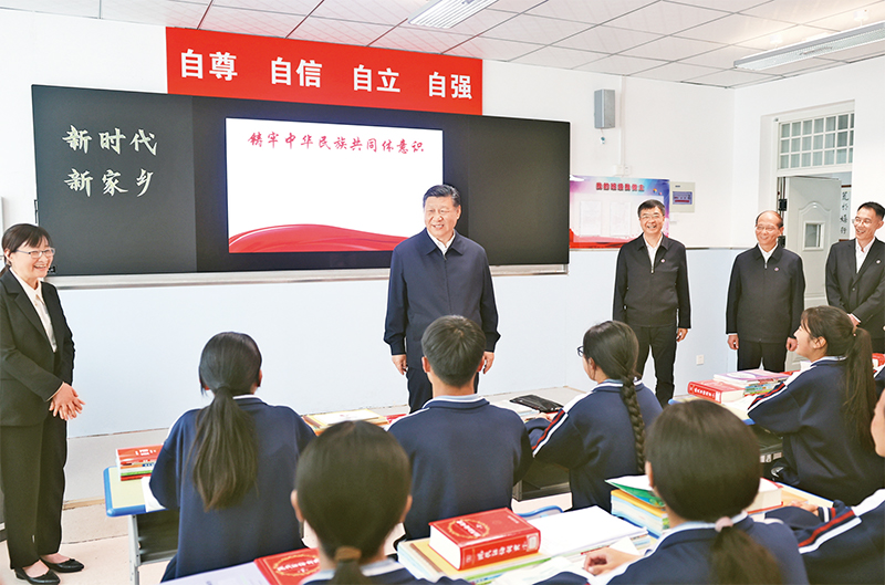 　　2024年6月18日至19日，中共中央總書記、國家主席、中央軍委主席習近平在青?？疾?。這是18日下午，習近平在果洛西寧民族中學高一（1）班觀摩“新時代、新家鄉”主題思政課。 新華社記者 鞠鵬/攝
