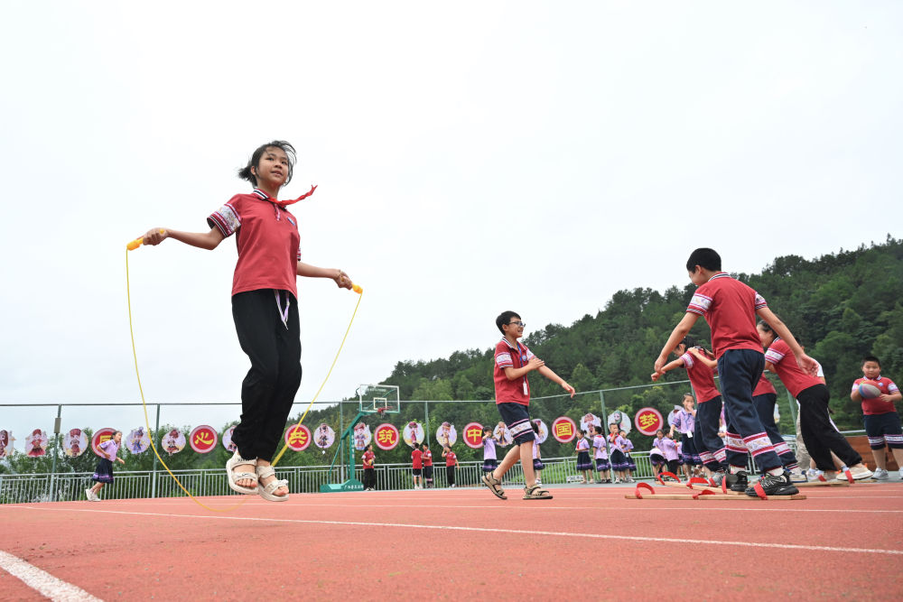 在廣西桂林市龍勝各族自治縣龍勝鎮第二小學，學生在大課間跳繩（2024年6月26日攝）。新華社記者 姜克紅 攝