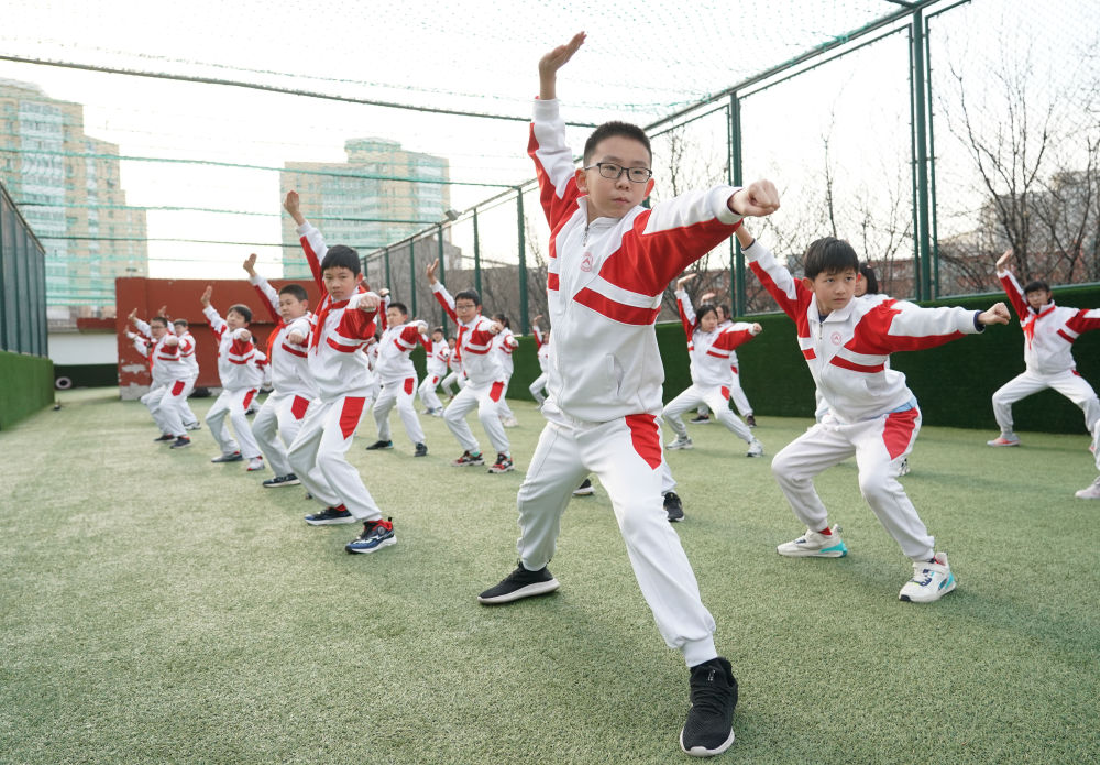 2024年2月21日，在人大附中實驗小學，學生們在體育課中進行武術練習。新華社記者 任超 攝