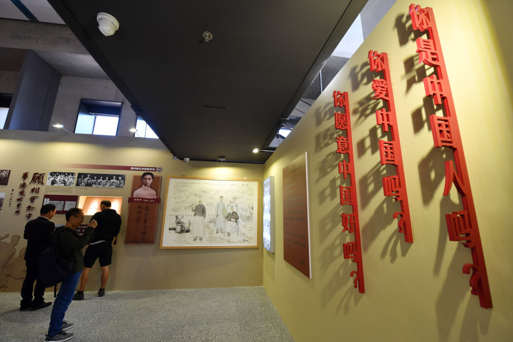 在南開大學海冰樓內，墻上掛著“愛國三問”（2019年10月14日攝）。新華社記者 李然 攝