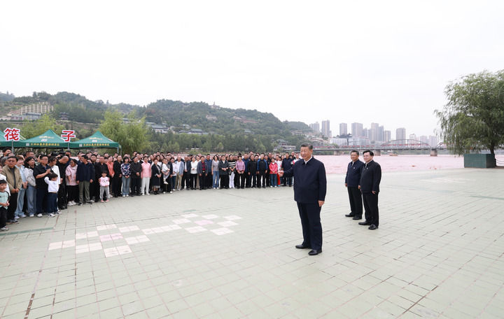 9月10日至13日，中共中央總書記、國家主席、中央軍委主席習近平在甘肅考察。這是11日下午，習近平在黃河蘭州中山橋段考察時，同在場的干部群眾親切交流。新華社記者 王曄 攝