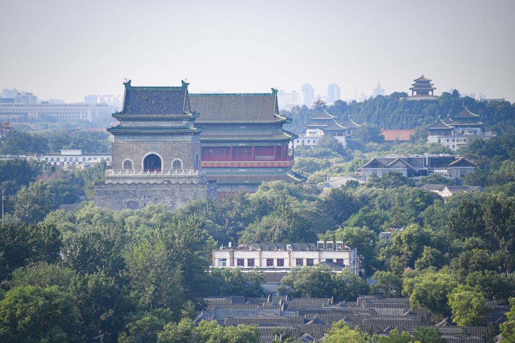 遠眺北京中軸線上的鐘鼓樓與景山（2024年7月20日攝）。新華社記者 陳鐘昊 攝