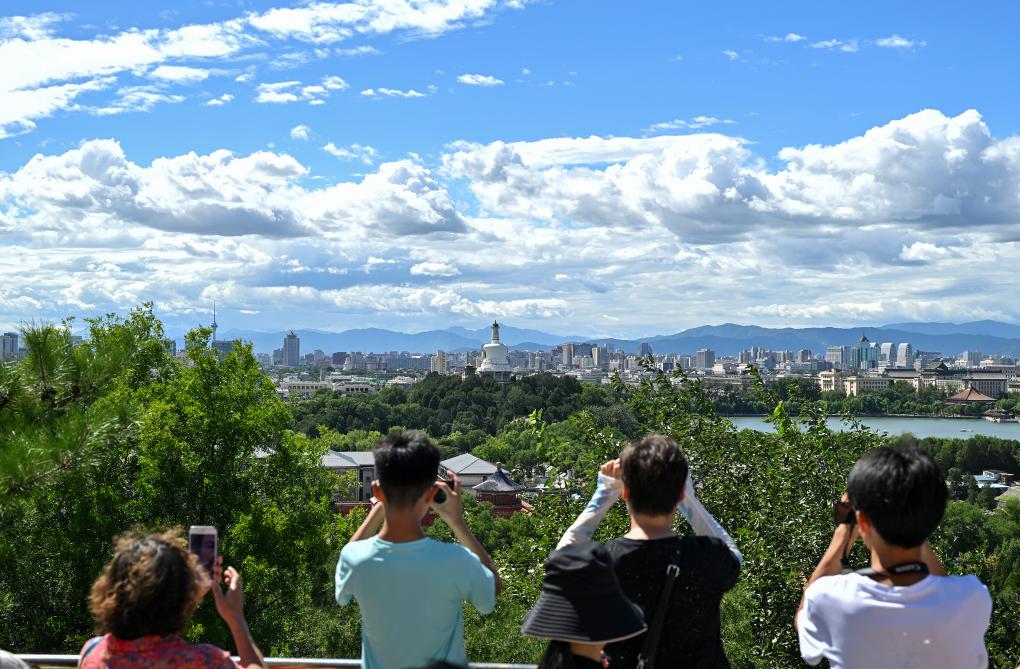 2024年8月12日北京天氣晴好，游客從景山上拍攝遠(yuǎn)處的北海公園。新華社記者李鑫 攝