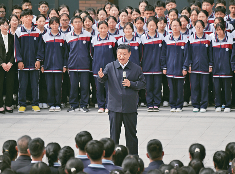 2024年6月18日至19日，中共中央總書記、國家主席、中央軍委主席習(xí)近平在青海考察。這是18日下午，習(xí)近平在果洛西寧民族中學(xué)考察時，同師生們親切交流。 新華社記者 岳月偉/攝